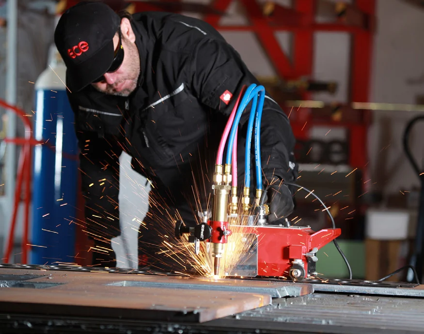 GCE proFIT SLM Brennschneidmaschine bei der Arbeit in einer Werkstatt