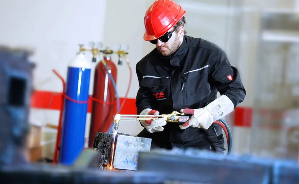 GCE Autogenausrüstung mit Gasflaschen und Schlauchleitungen bei der Brennerhandhabung