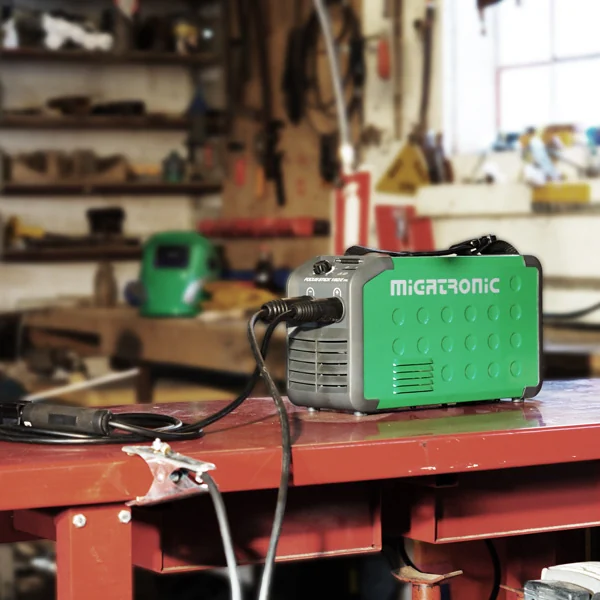 Migatronic Focus Stick mit angeschlossenen Leitungen am Werkstattarbeitsplatz