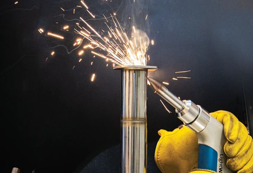 Handgeführter IPG LightWELD Laserschweißkopf beim Schweißen einer Metallverbindung