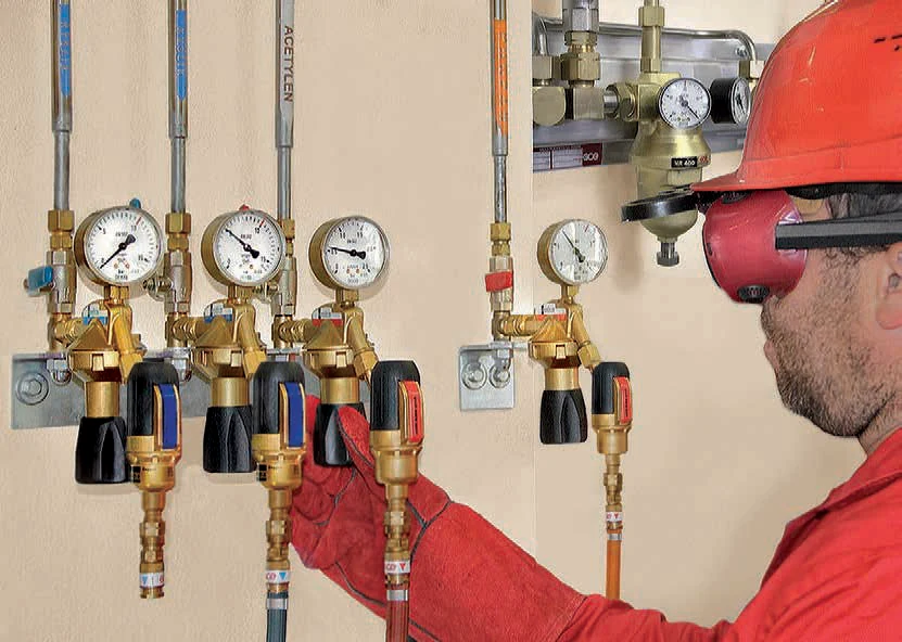 GCE-Gasversorgung in der Anwendung: Mitarbeiter an wandmontierten Armaturen