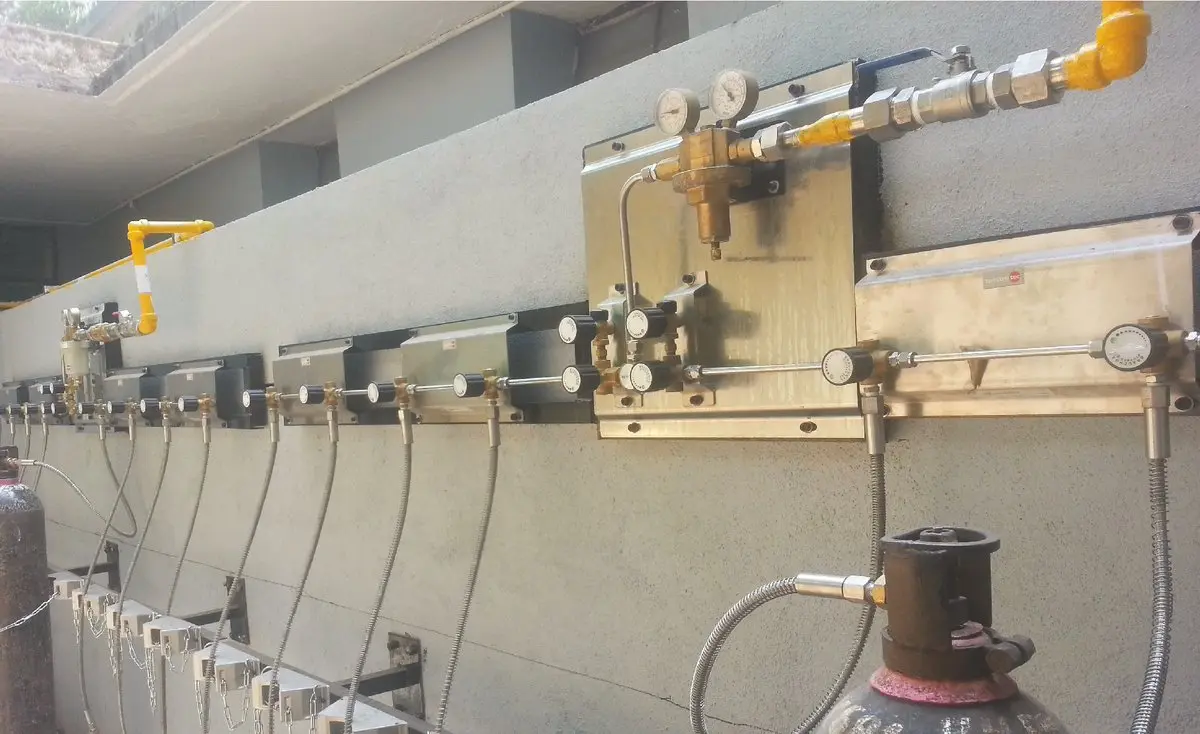 Messer Cutting Systems Stickstoffversorgung mit U15-Druckregler, Erweiterungsmodulen und angeschlossenen Hochdruckschläuchen