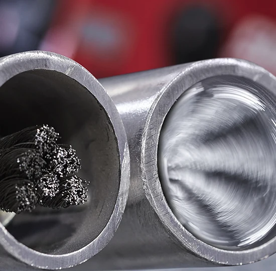 RHODIUS Pinselbürste beim Reinigen der Innenfläche eines Metallrohrs