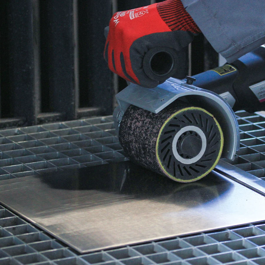 BRIGHTEX Polierhülse von Eisenblätter beim Finish einer Metallfläche
