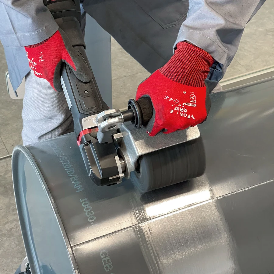 POLY-PTX Clean-Rad von Eisenblätter reinigt eine Metallfläche